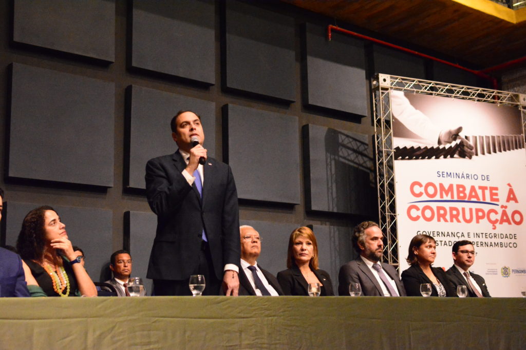 Paulo Câmara sanciona lei para implantação de Programa de Integridade